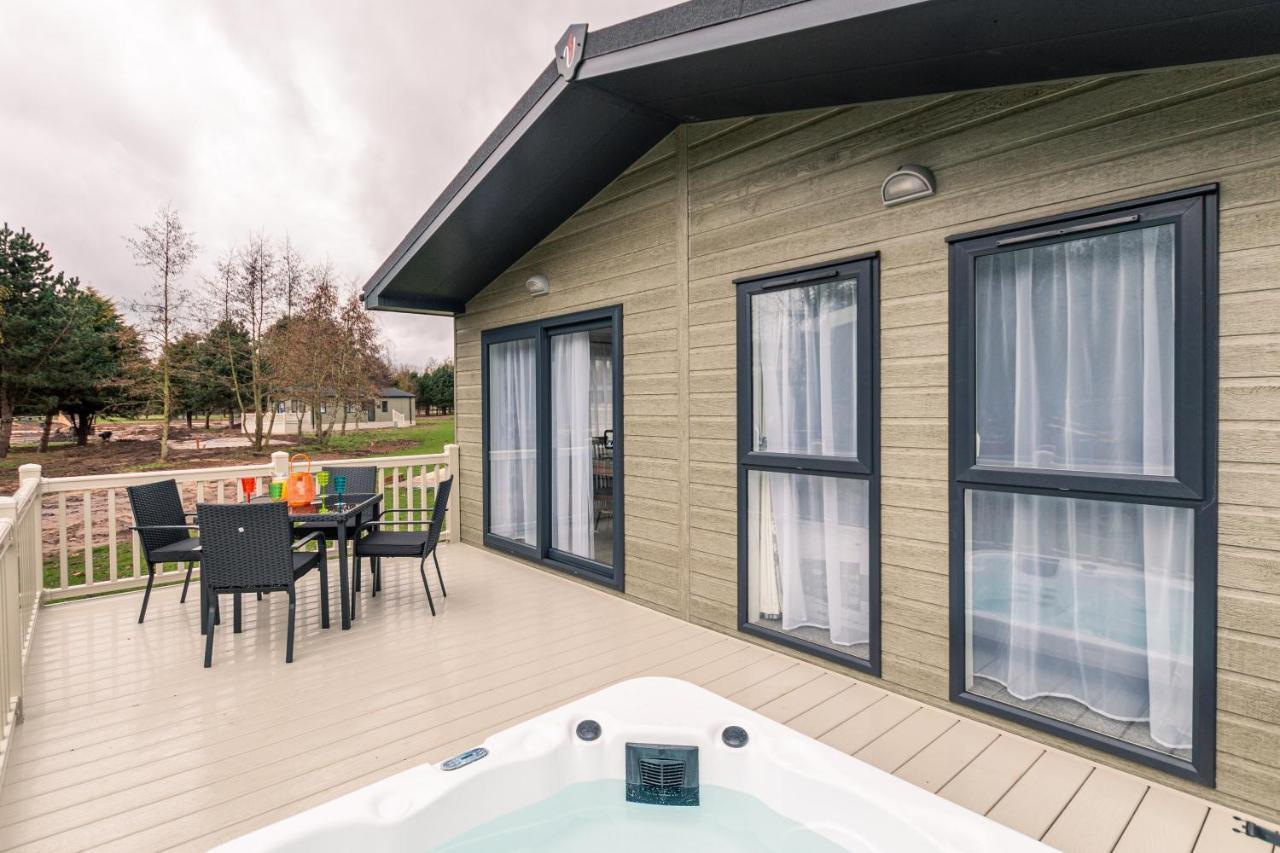 Honeysuckle Lodge With Hot Tub York Exterior photo